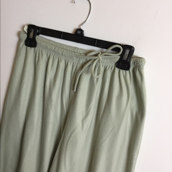 TJ Max green M 2 piece pajama set w/cutoff detail - Picture 8 of 15